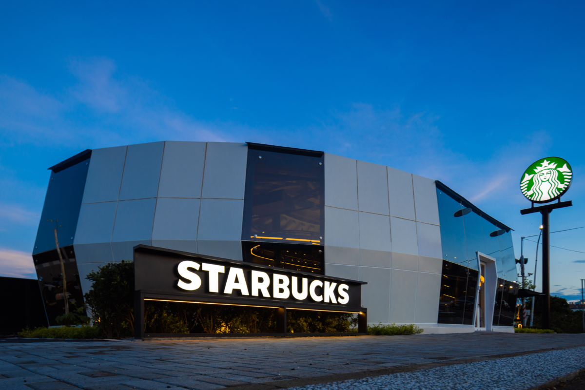 星巴克台南麻豆門市夜景，大LOGO必拍