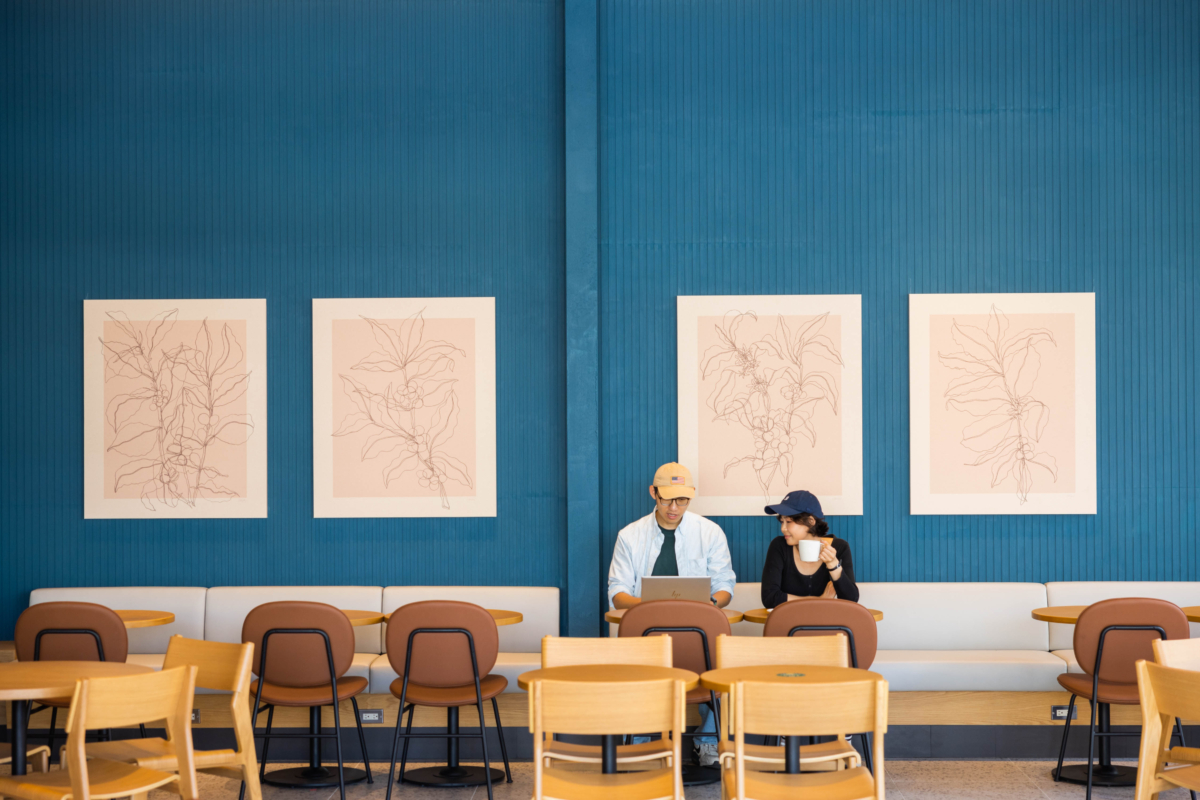 彰化社頭門市設有共同會議桌、咖啡座椅及會議室空間。