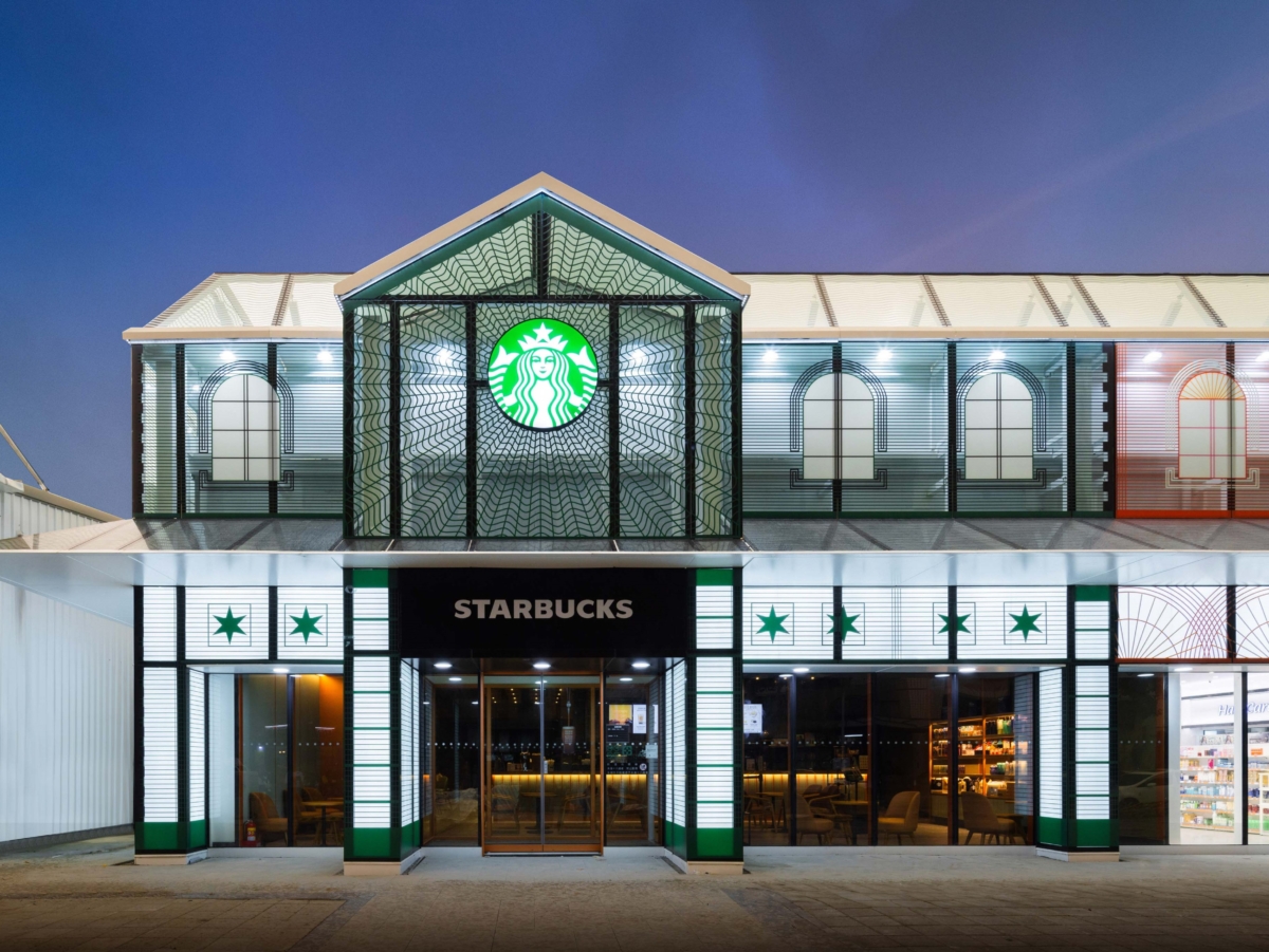 星巴克首家結合鹽山白雪美景概念的「首府門市」，於7月10日歡慶開幕，門市臨近「鹽埕出張所」。