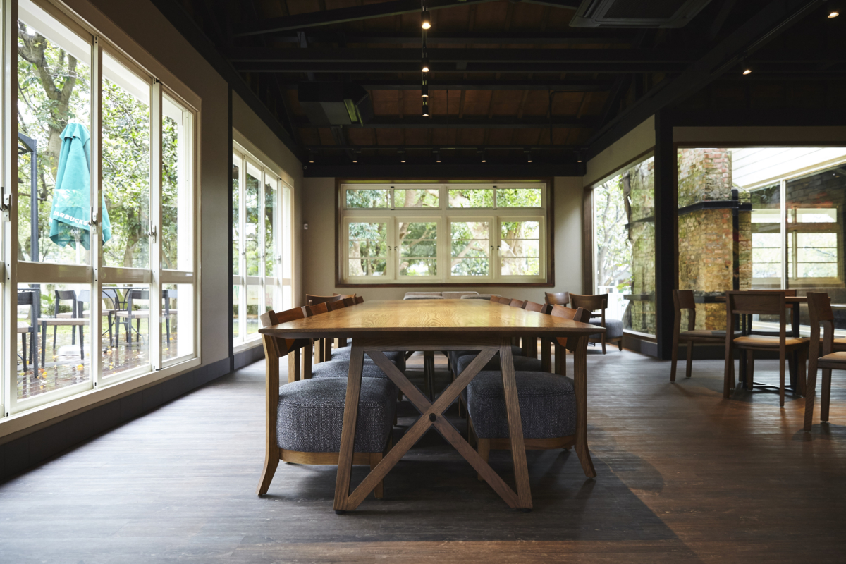 台北星巴克「士林草山門市」室內座位