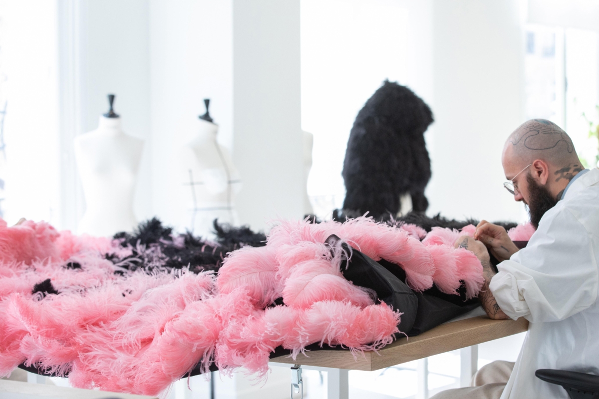 羽毛是收集鳥類換羽期間自然脫落的羽毛,既展現了環保意識,也增添了服飾的獨特性與高雅氣息。