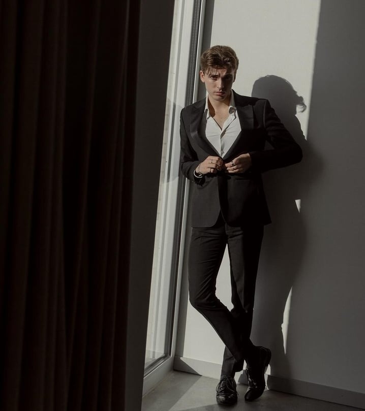 22歲低音提琴美男子Marc André西裝照