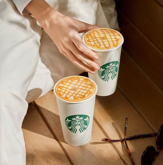 星巴克「焦糖瑪奇朵」冷熱皆宜。
