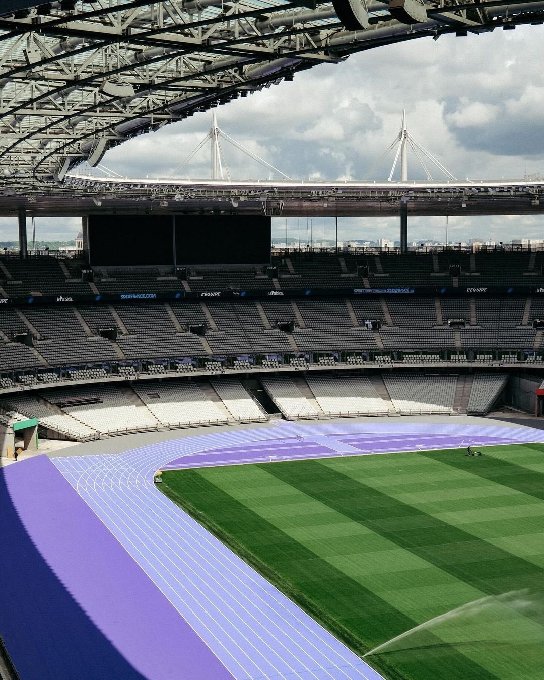 2024巴黎奧運打破過往紅土色,採用紫色為主視覺