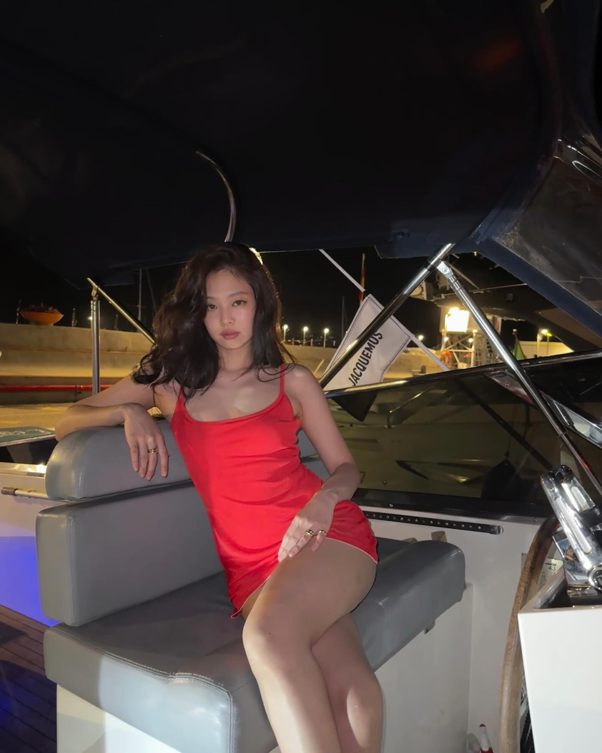 Jennie 出席法國時尚品牌 Jacquemus 15 週年大秀