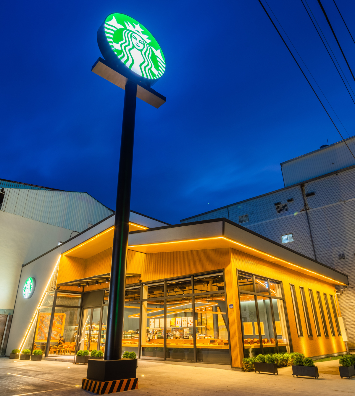星巴克彰化社頭門市夜晚景象。