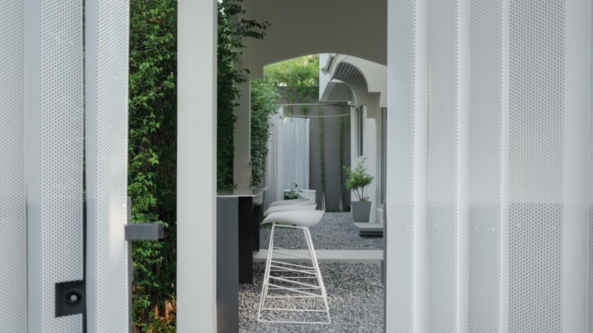 在高腳椅上來杯飲品,讓人沉浸在度假享受當中。