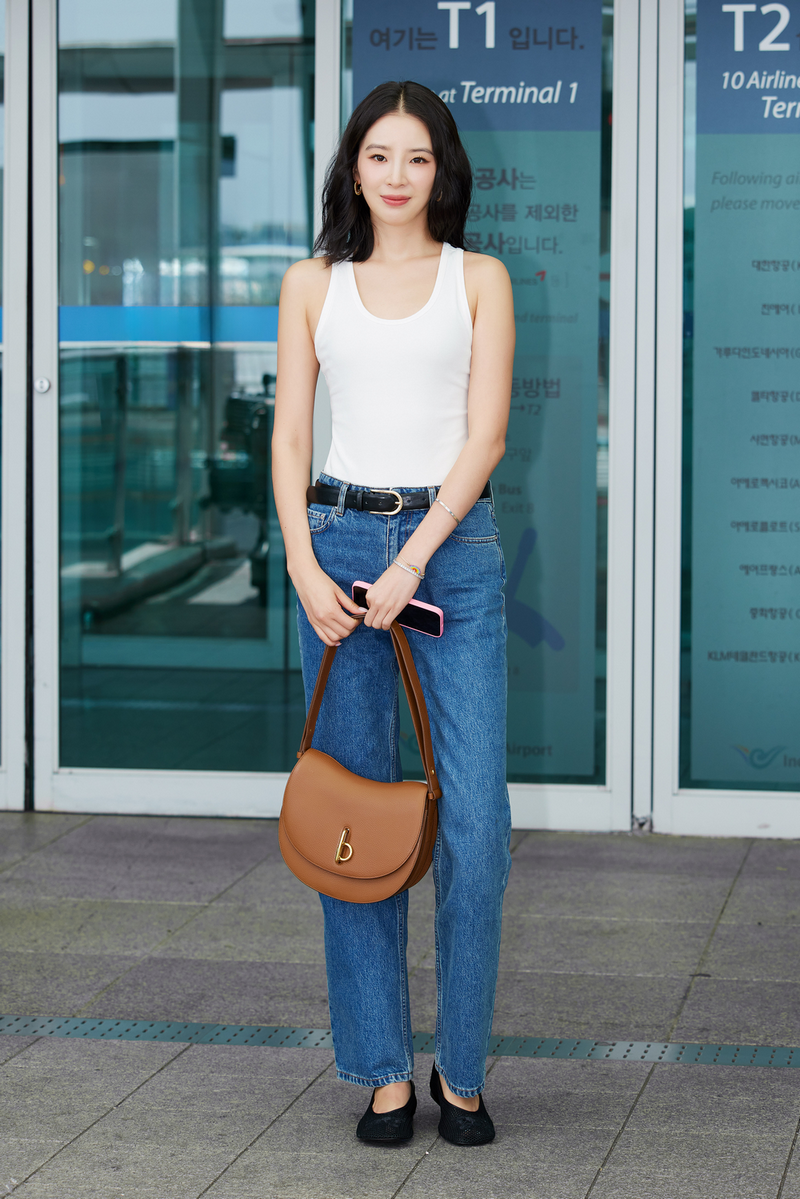韓國時尚部落客Irene Kim身著Burberry現身機場演繹英倫時尚魅力