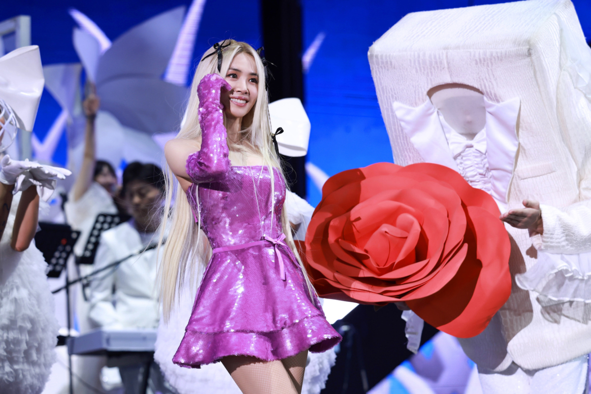 VALENTINO品牌代言人蔡依林在巡迴演唱會身穿一身VALENTINO訂製紫色洋裝