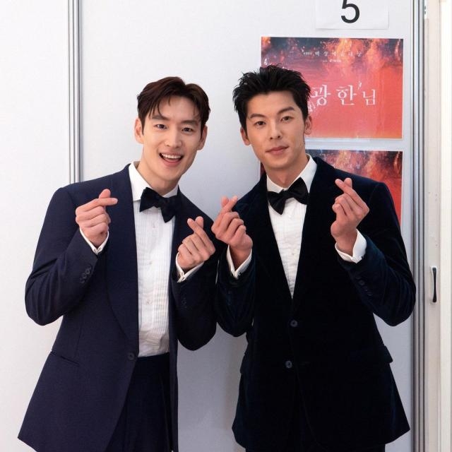 李帝勳與許光漢因百想藝術大獎結為好友, 神仙友誼令人稱羨。