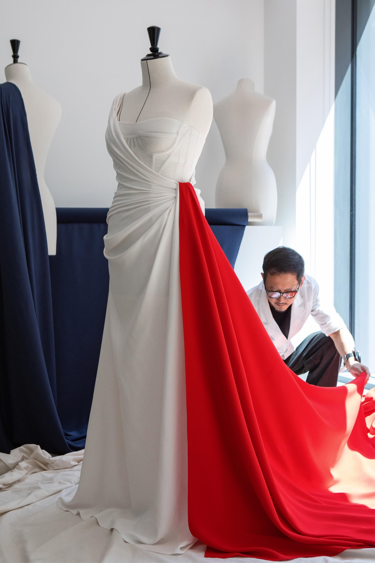 Dior白色高級訂製絲質長禮服靈感來自於於巴黎國旗