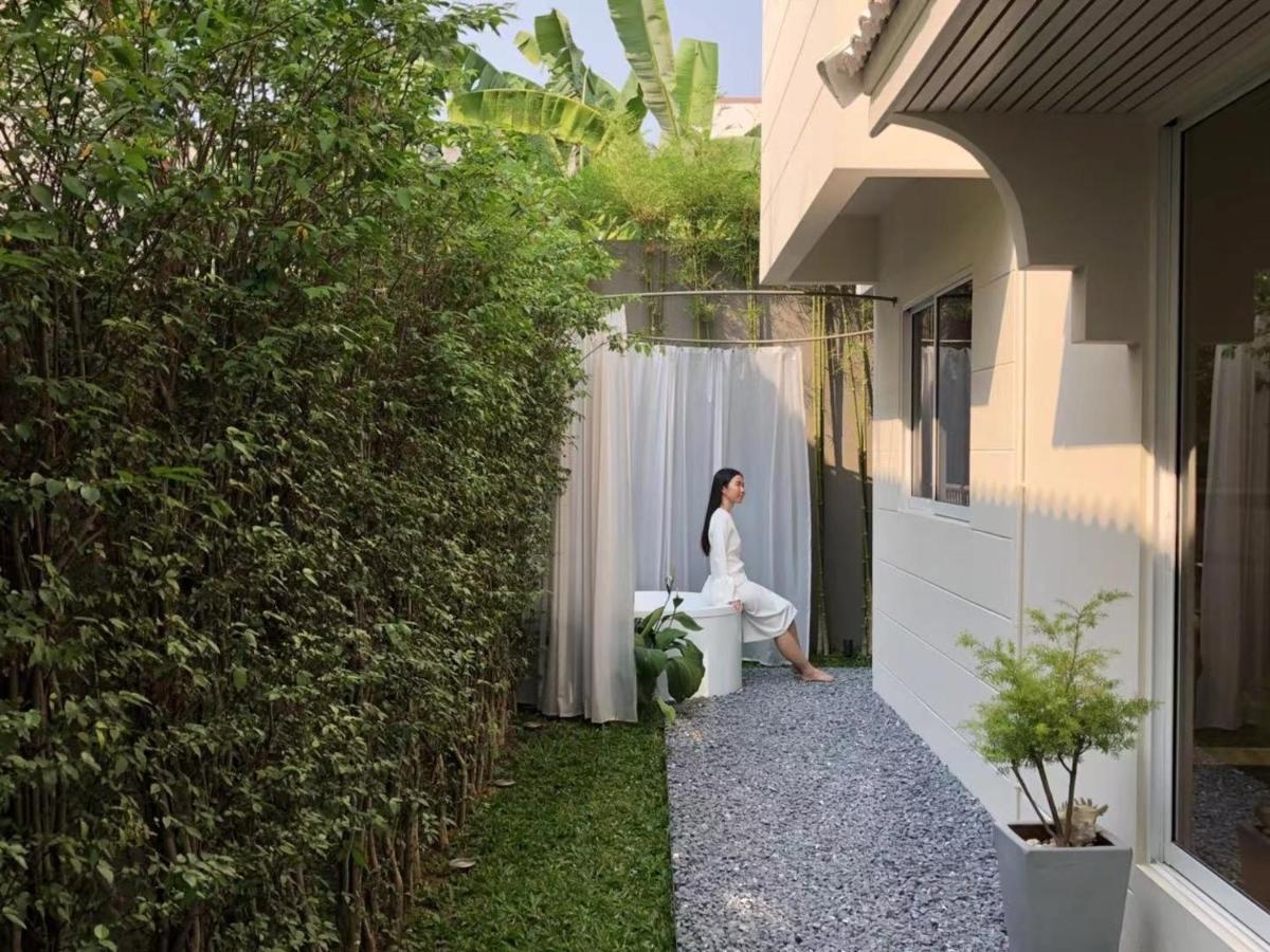 「InJoy Snow Hotel」庭院綠意盎然。