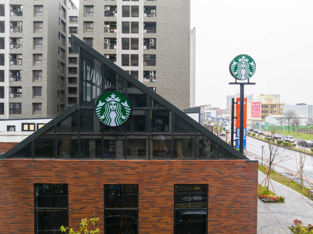 星巴克湖口竹笪門市以古式三合院式建築概念，紅磚街屋牌樓具閩式特色。