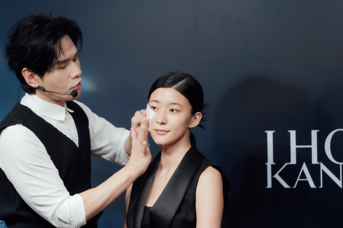 KEVIN老師推薦可以用KANEBO肌能水搭配KANEBO四層化妝棉濕敷比較乾燥部位 只要三分鐘 就可以提供肌膚穩定與補水效果