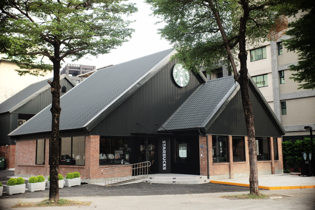 星巴克博愛華夏門市外觀 酷黑