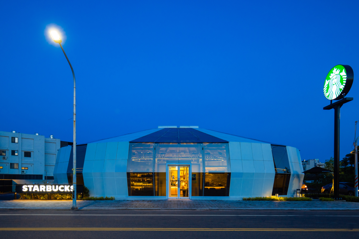星巴克台南麻豆門市夜景，成為必打卡景觀。