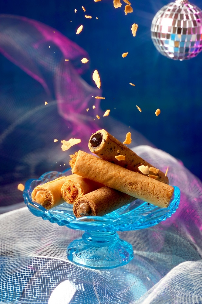 海邊走走Disco Moon潮中秋系列禮盒以現代感亮麗色彩融合復古元素，口味上則集結經典及人氣組合，共推出兩款禮盒提供不同中秋選擇。