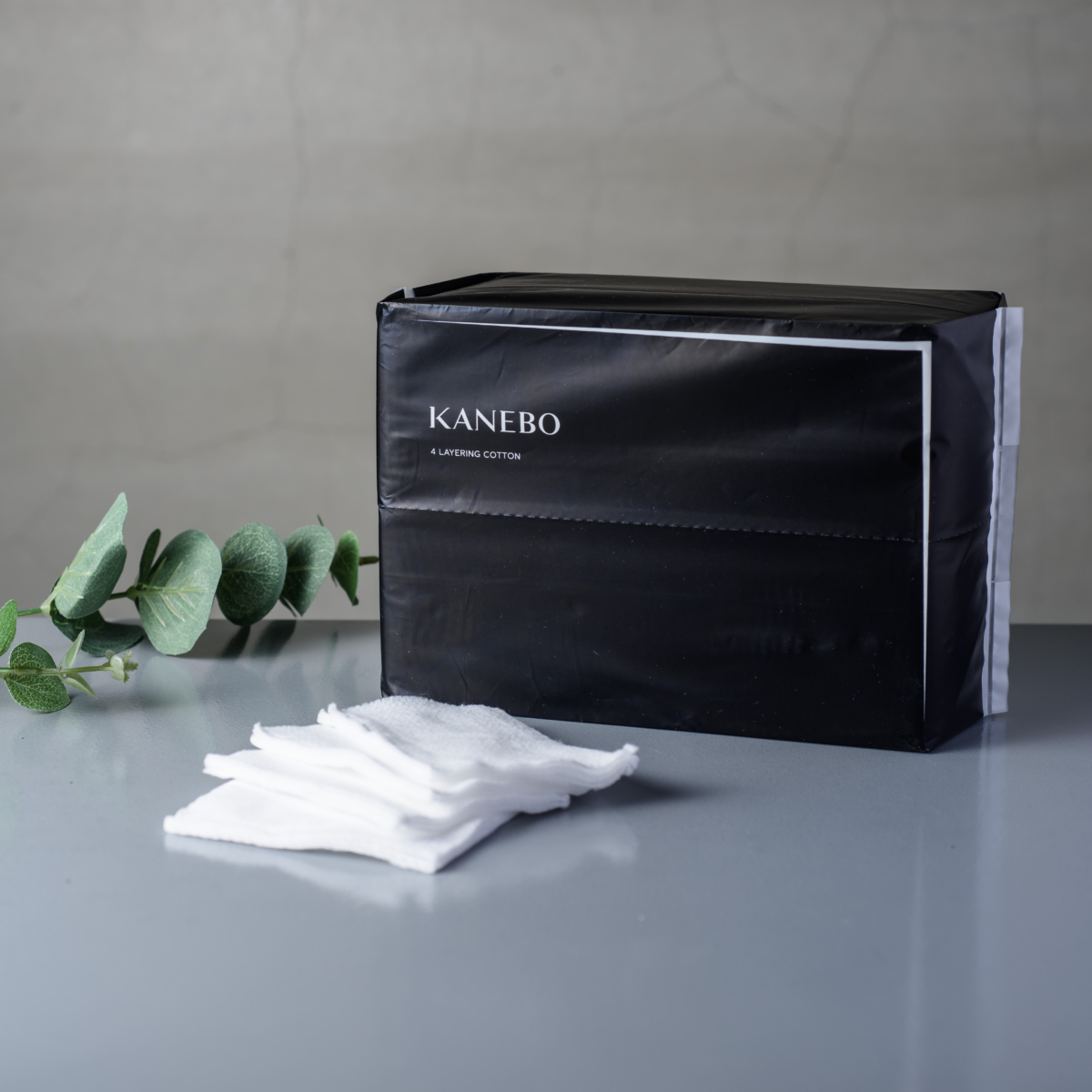 KANEBO 美肌4層淨膚化妝棉 100片裝NT$330-2 一片化妝棉可以變成四層 拿來濕敷且不產生多於棉絮 是全能型化妝棉