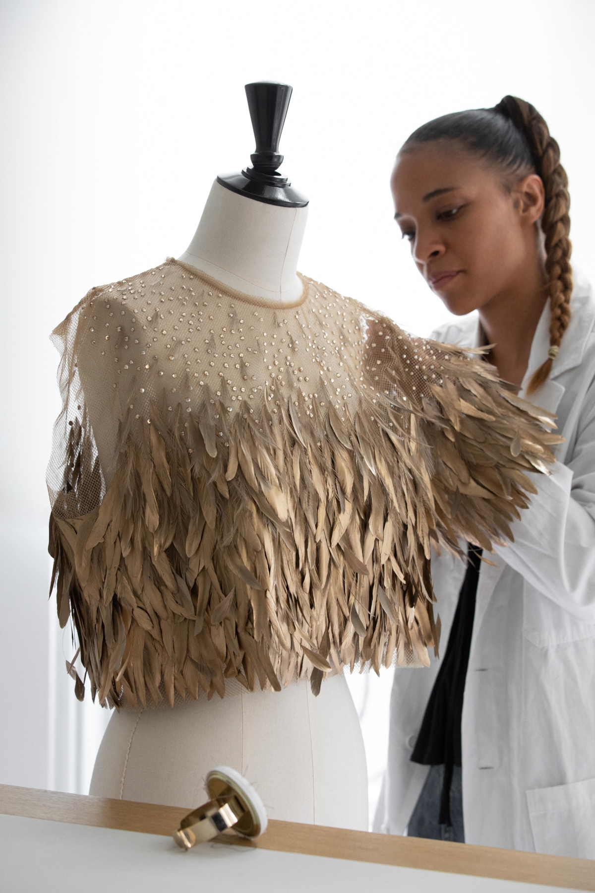 Maria Grazia Chiuri設計的不對稱金色羽毛高級訂製絲綢洋裝