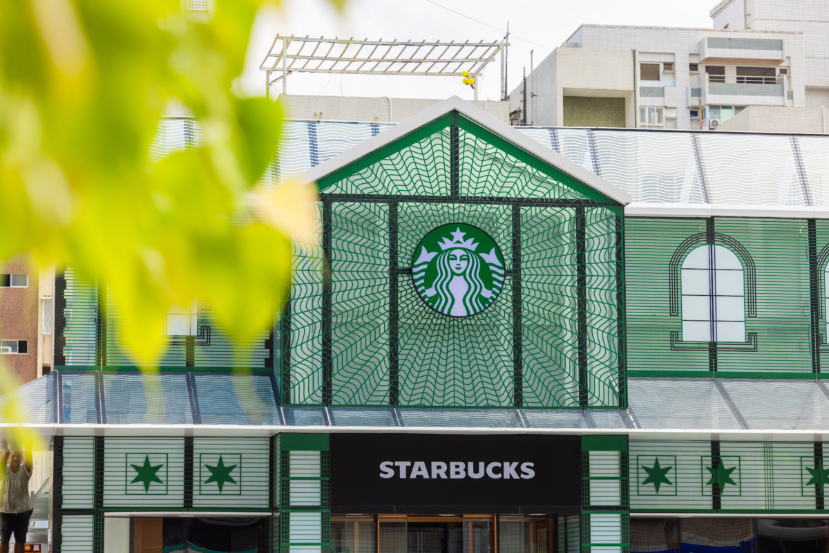 星巴克「首府門市」門市臨近「鹽埕出張所」。