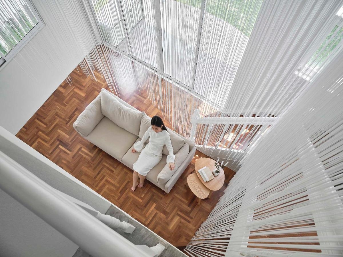 從上往下俯瞰客廳,如雪景般飄逸的純白瀑布輕盈靈巧。