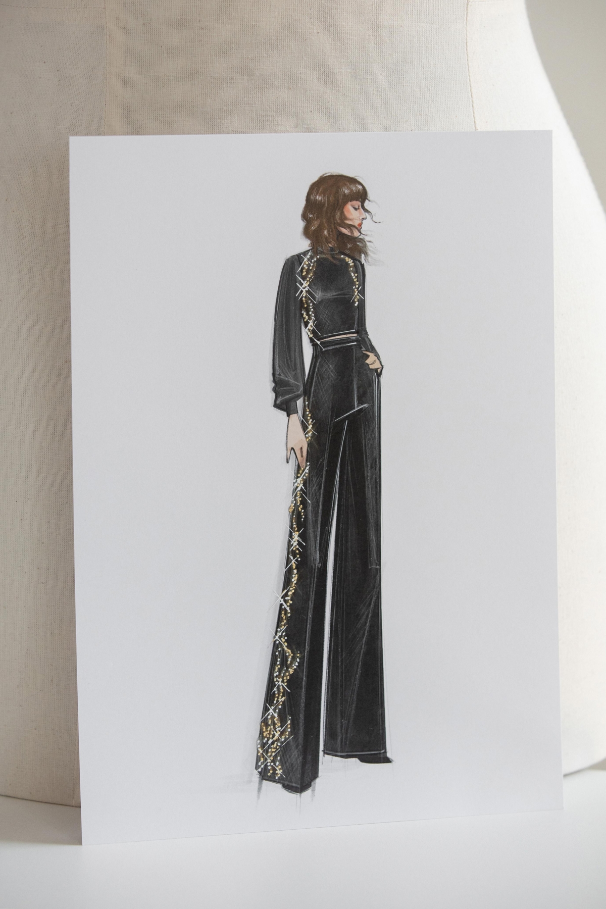 Dior 與才華橫溢的刺繡工匠Clara Daguin 合作製作的黑色皮革上衣和褲子