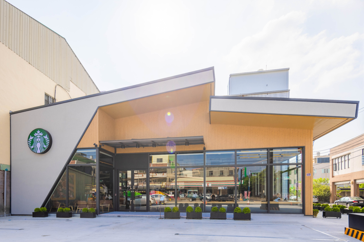 星巴克繼彰化金馬、彰化溪湖、彰化埔心門市開幕後，星巴克再進駐彰化社頭鄉，以木格紋交錯結合金屬屋頂設計。