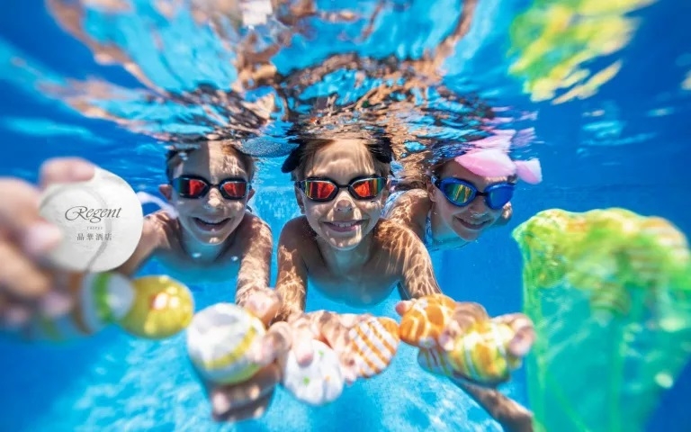 台北晶華酒店頂樓游泳池規劃水上活動，邀請小朋友們感受玩水樂趣。