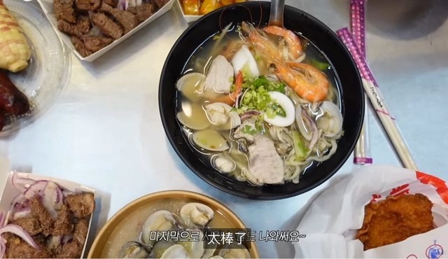 瑟琪在瑞豐夜市買了一整桌食物