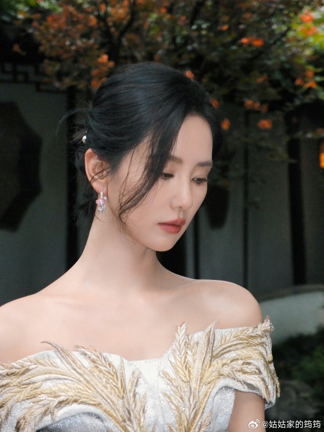 女神劉詩詩肩頸線條優美。