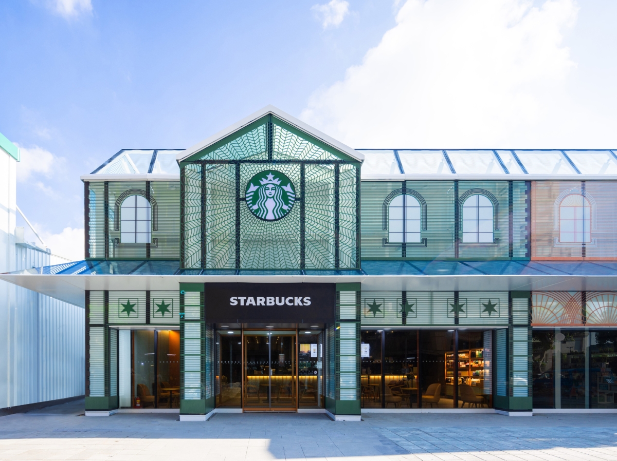 星巴克首家結合鹽山白雪美景概念的「首府門市」