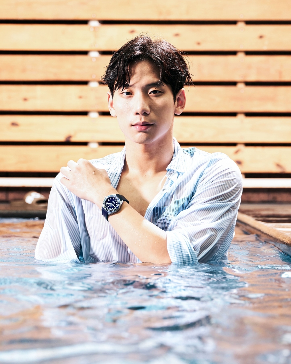 王冠閎佩戴TAG Heuer Aquaracer Professional 300 GMT 腕錶藍面橡膠錶帶款