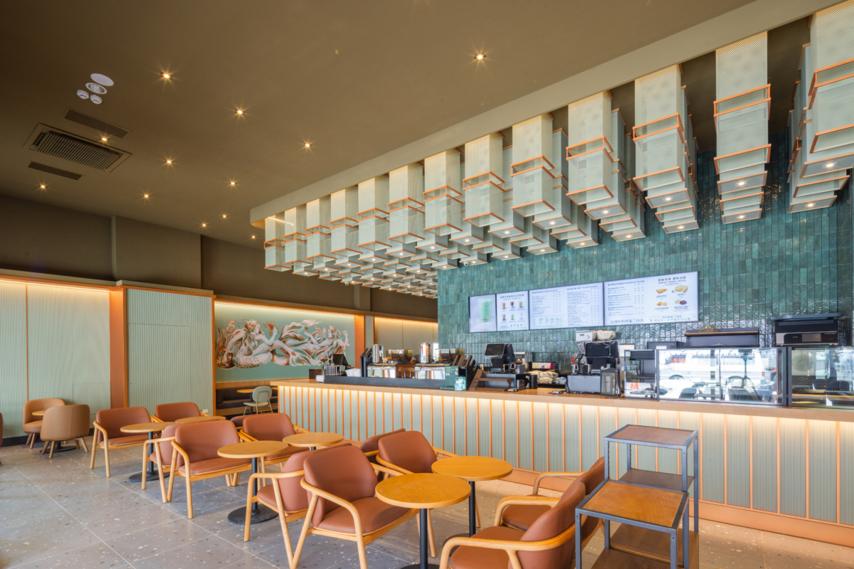 台南星巴克「首府門市」內部裝潢靈感，來自於華麗的透明結晶玻璃塊立面裝飾其外部