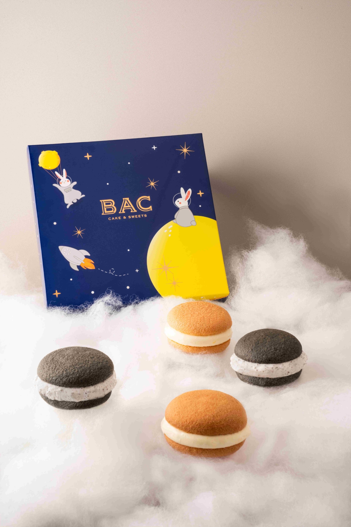 BAC以「MISS U兔」概念設計千里相見的太空兔兔，法式工藝精心打造歷年最熱銷口味雪芙蕾：「百香」、「生乳巴芮脆片」