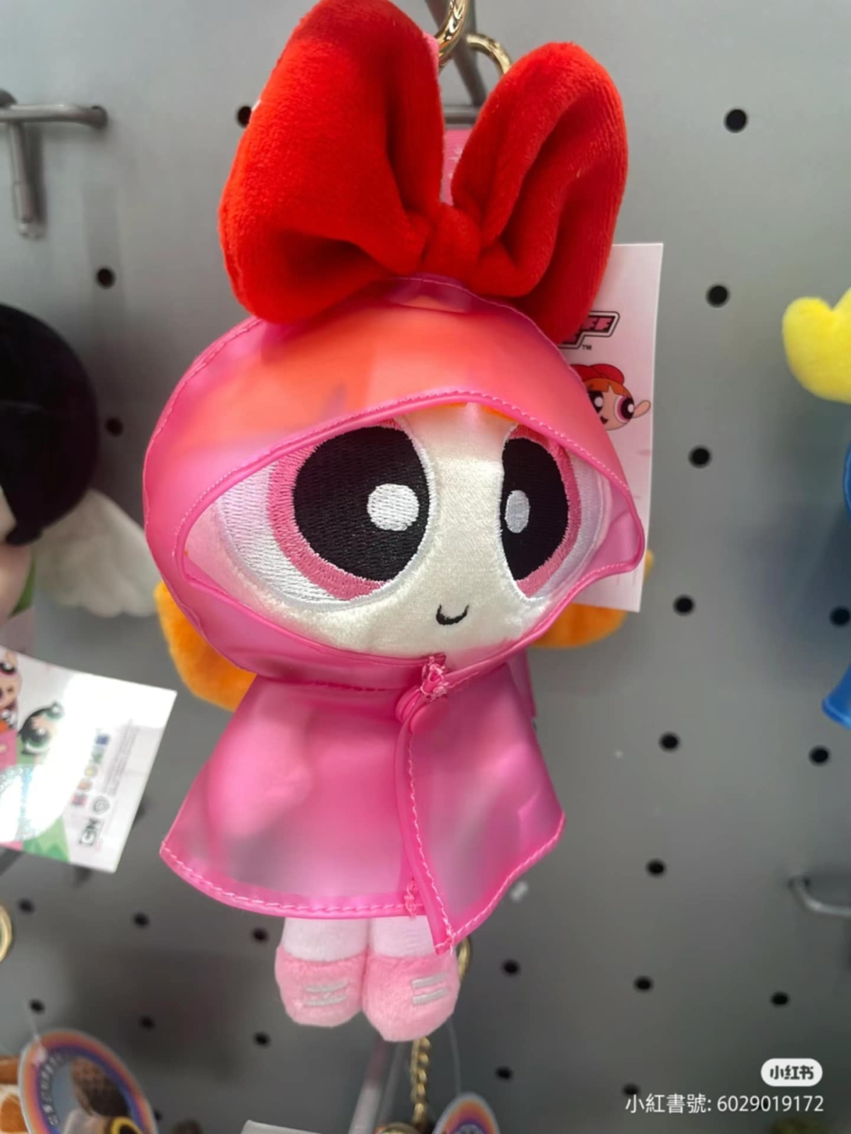 中國X11聯名雨衣款飛天小女警，花花穿著紅色雨衣