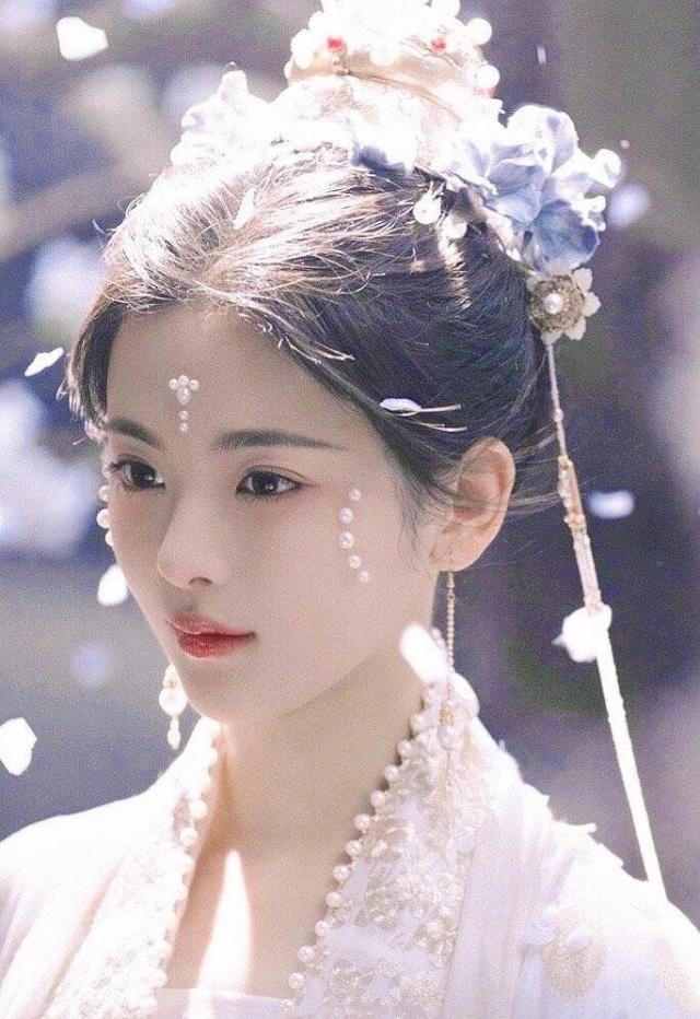 偶像出身的楊超越被譽為是《墨雨雲間》顏值擔當之一。