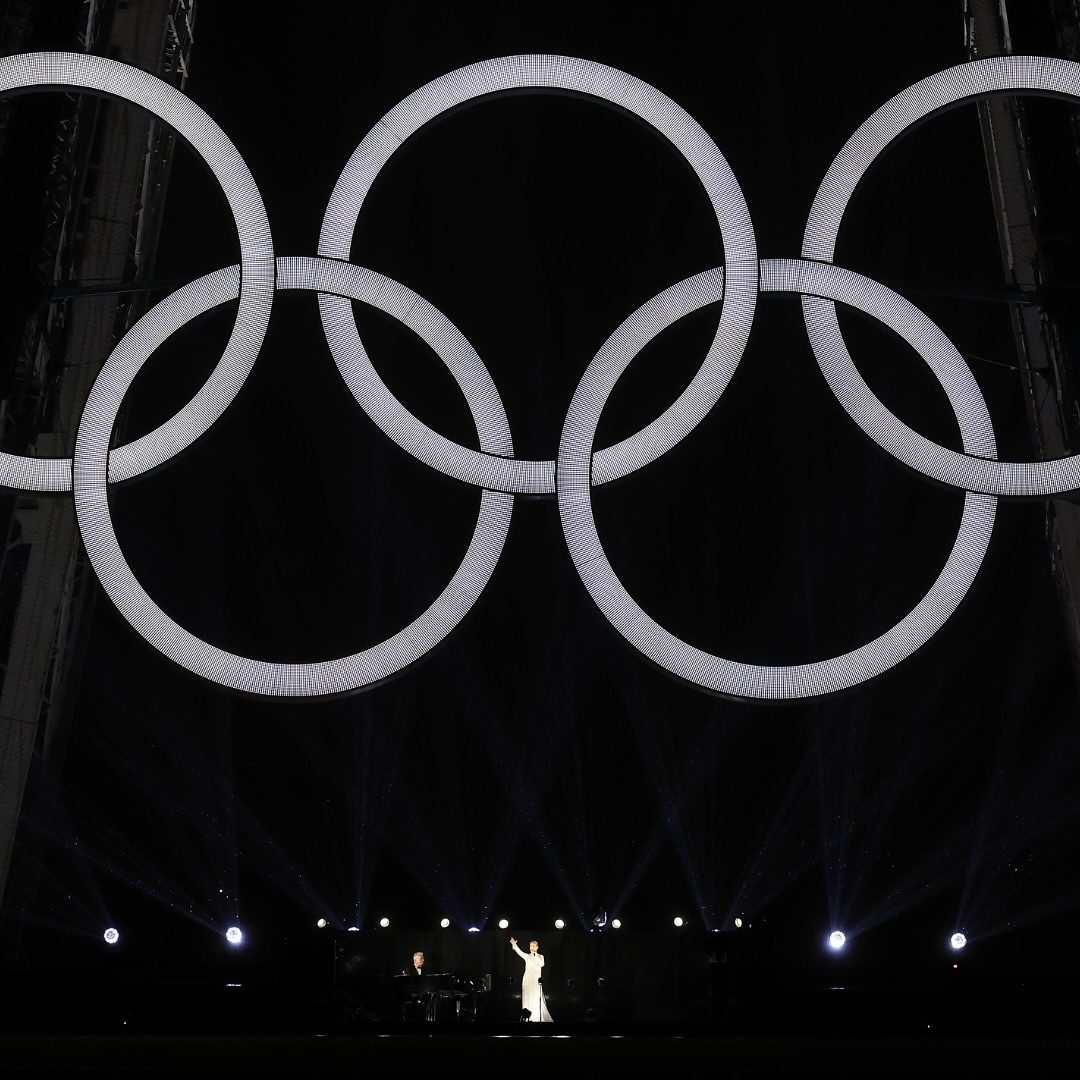 席琳·迪翁(Céline Dion)在艾菲爾鐵塔前獻唱《愛的讚歌》(Hymne à l’amour)