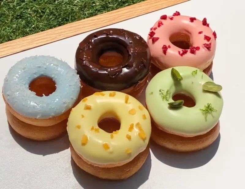 台北晶華酒店「五色甜甜圈」，擁有巧克力、開心果、檸檬奶油、覆盆子以及鮮奶油5種內餡，每組NT$380元。