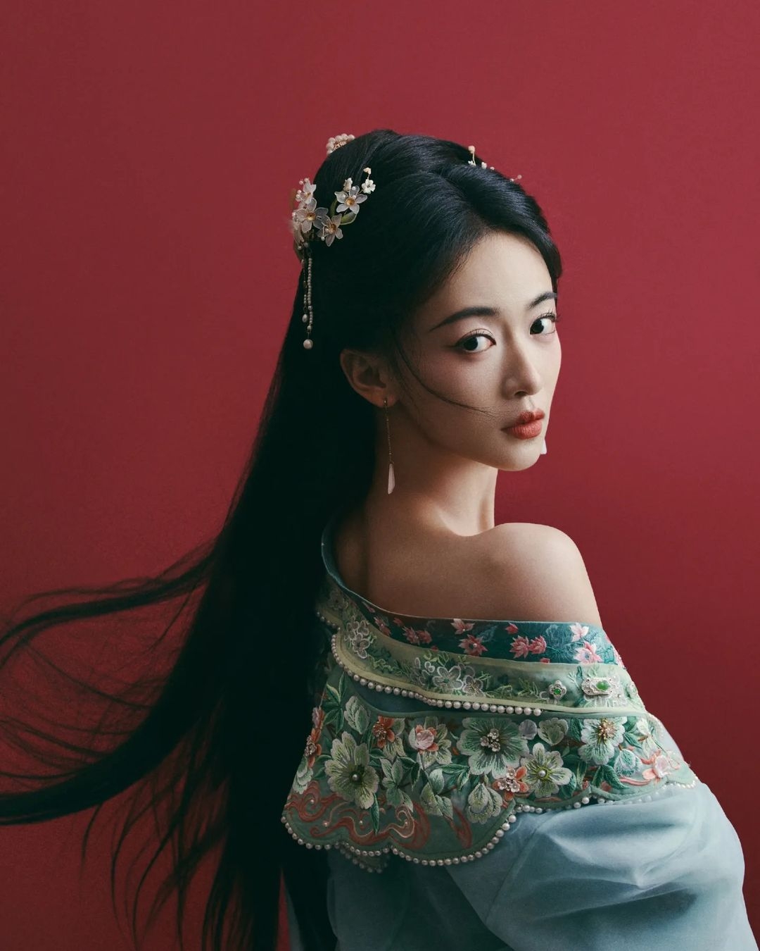 吳謹言憑著《墨雨雲間》再度大紅，人氣更勝從前。