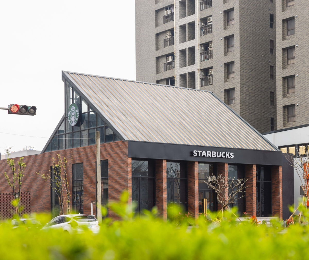 新竹「湖口竹笪門市」是首家結合在地竹笪(ㄉㄚˊ)外觀的星巴克