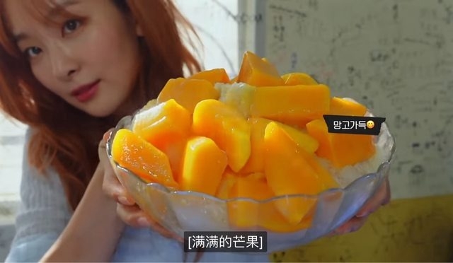 瑟琪來到了人氣冰店海之冰吃芒果冰