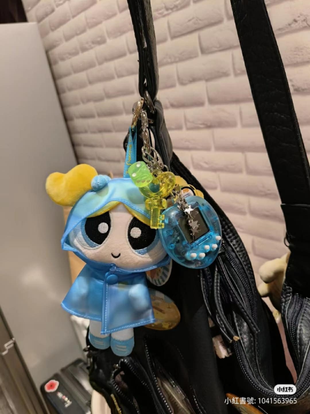 雨衣款飛天小女警，泡泡掛出Y2K風格