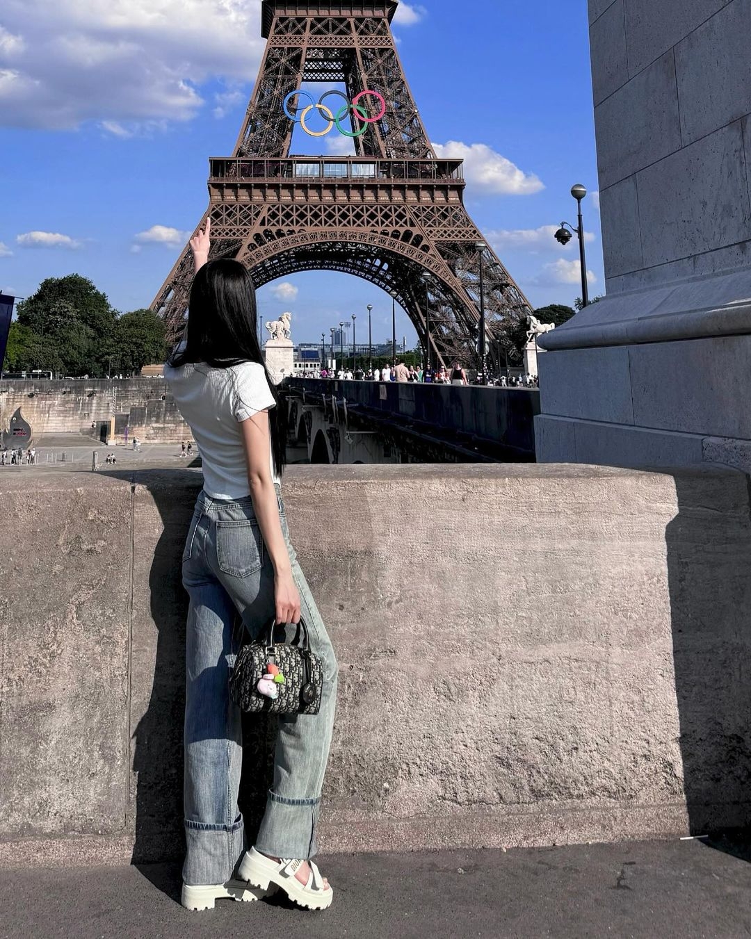 Jisoo搭配Dior Groove全新包款