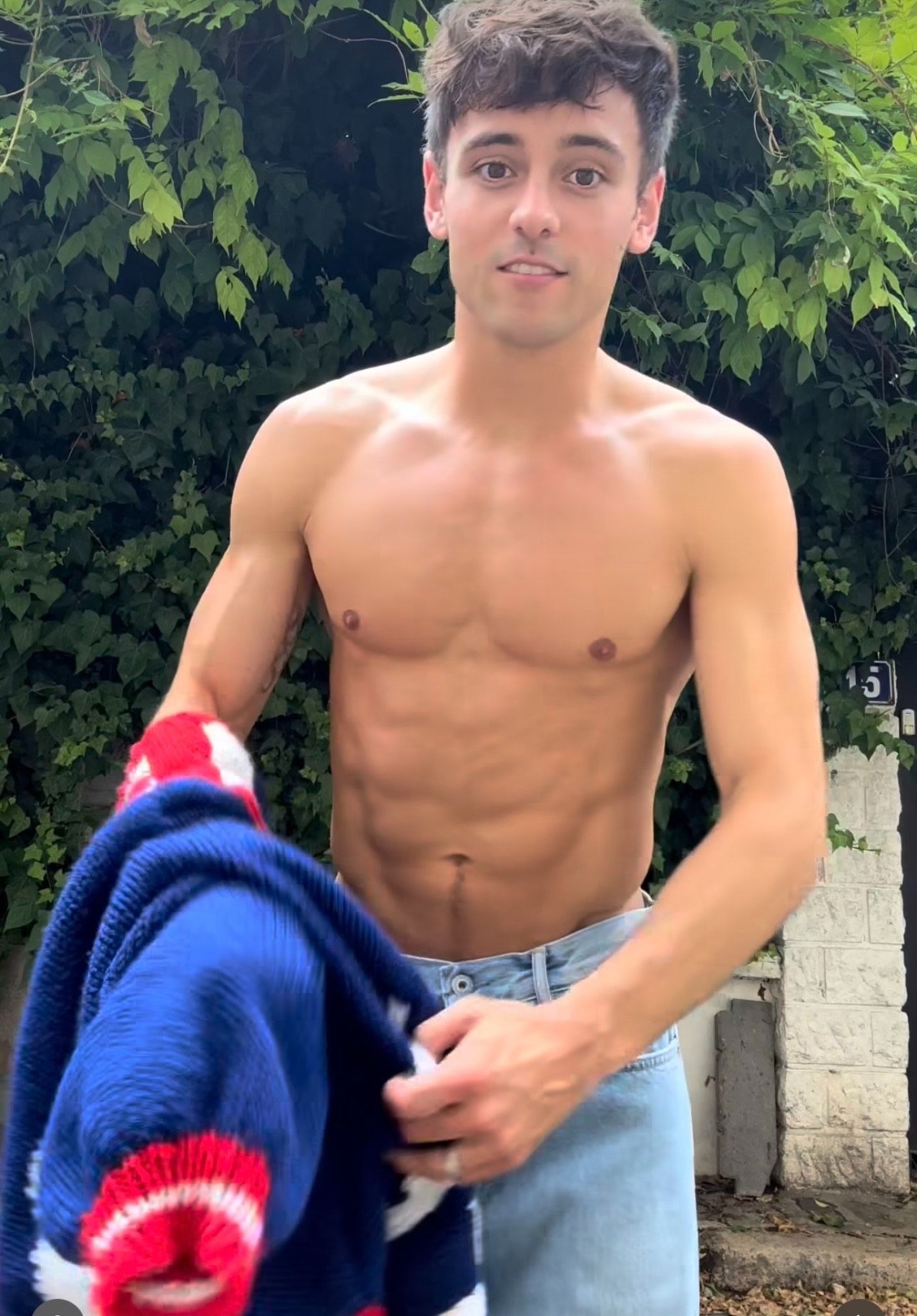 Tom Daley打赤膊示範穿奧運毛衣