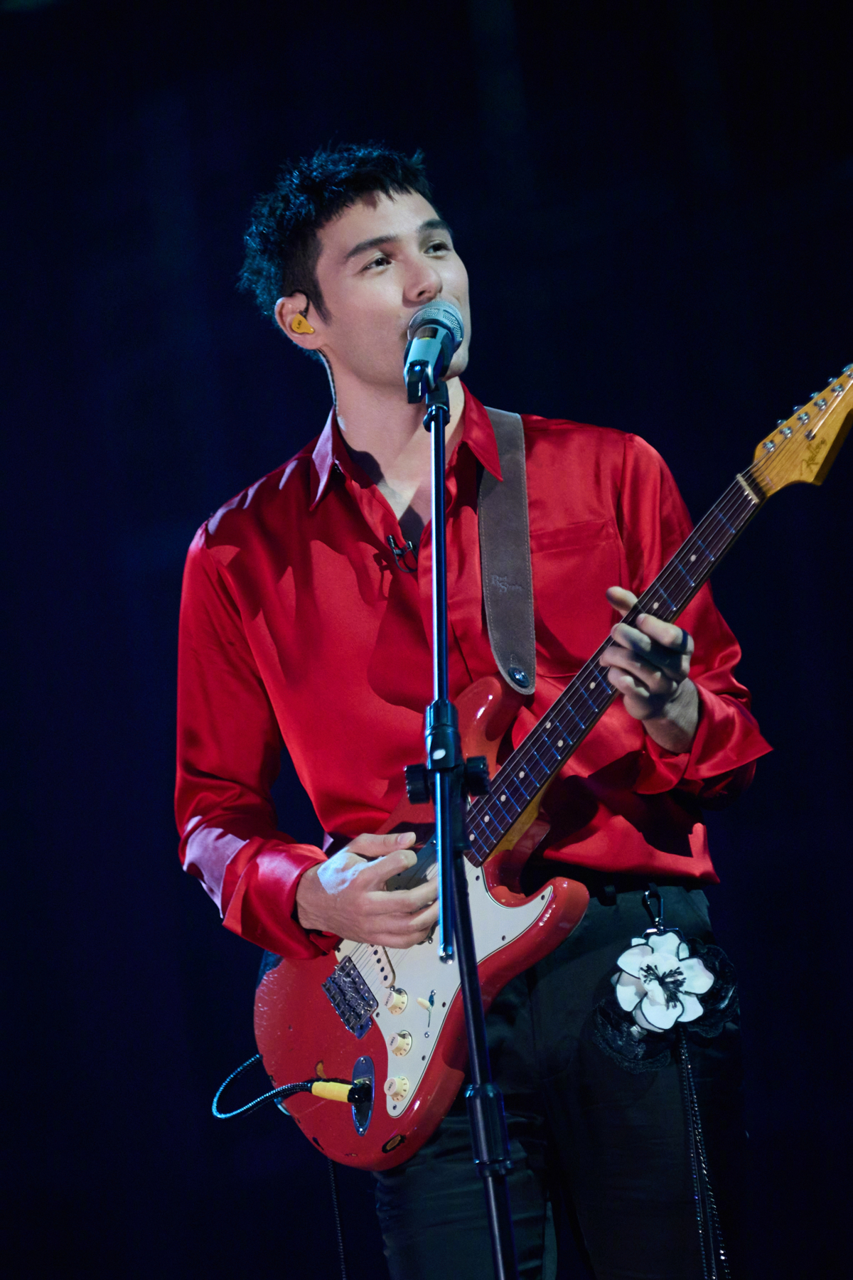 鳳小岳拿起吉他自彈自唱,帥氣逼人。