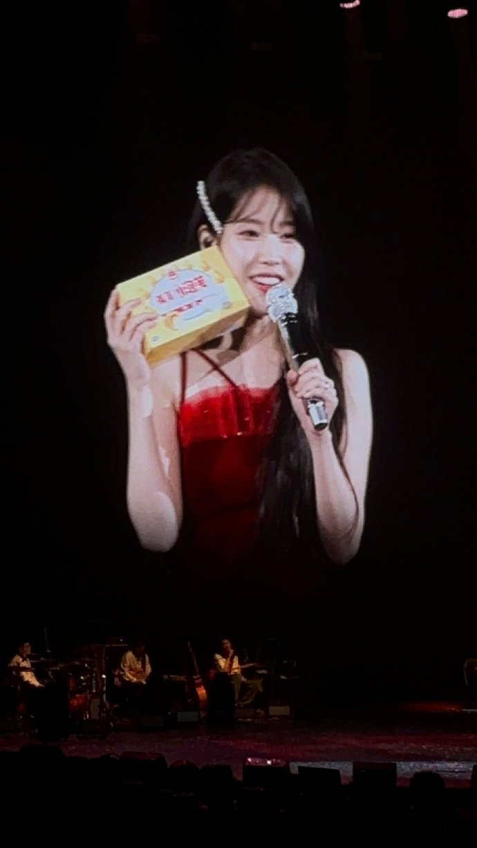 IU在演唱會台上也要拿義美小泡芙