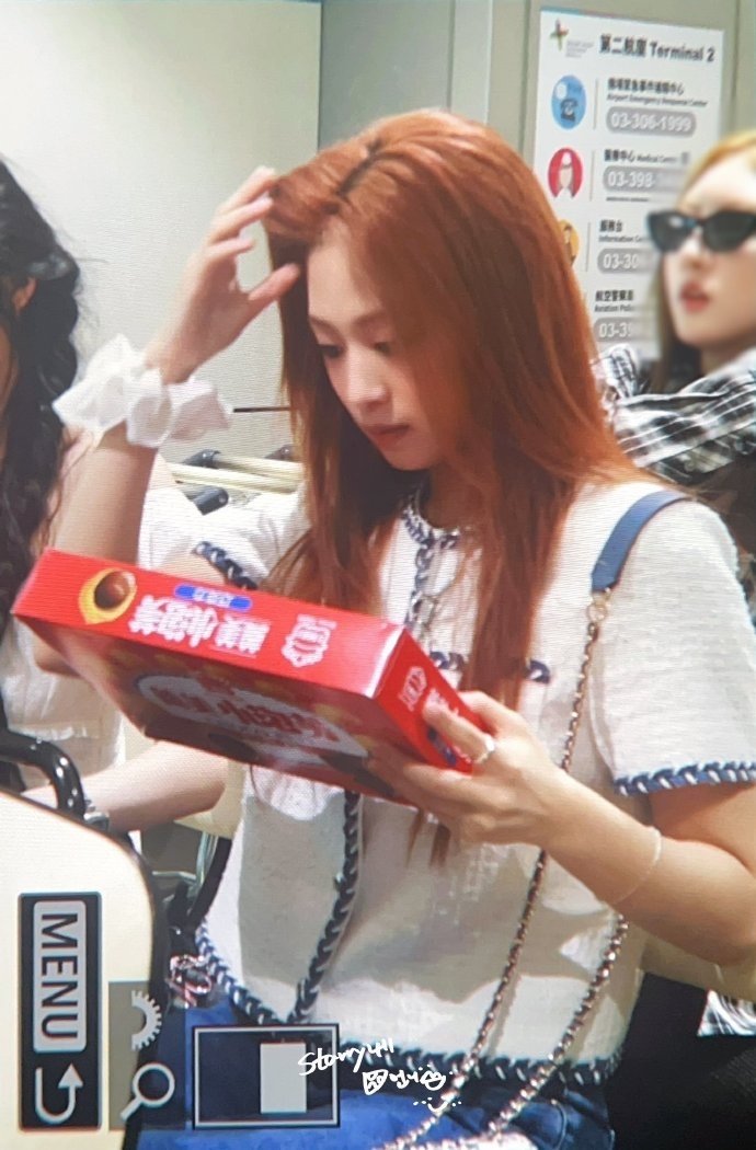 會說中文的BABYMONSTER Ahyeon在機場仔細閱讀小泡芙