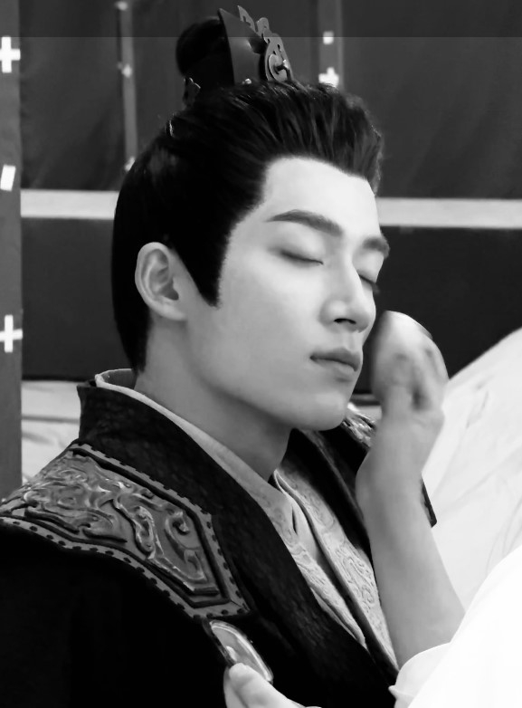 王星越就算閉眼，顏值依舊超高。