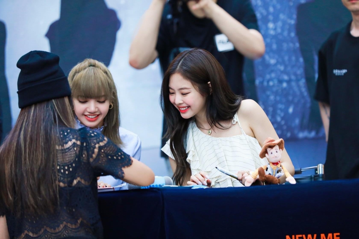 粉絲當年曾給Lisa和Jennie簽名結婚證書