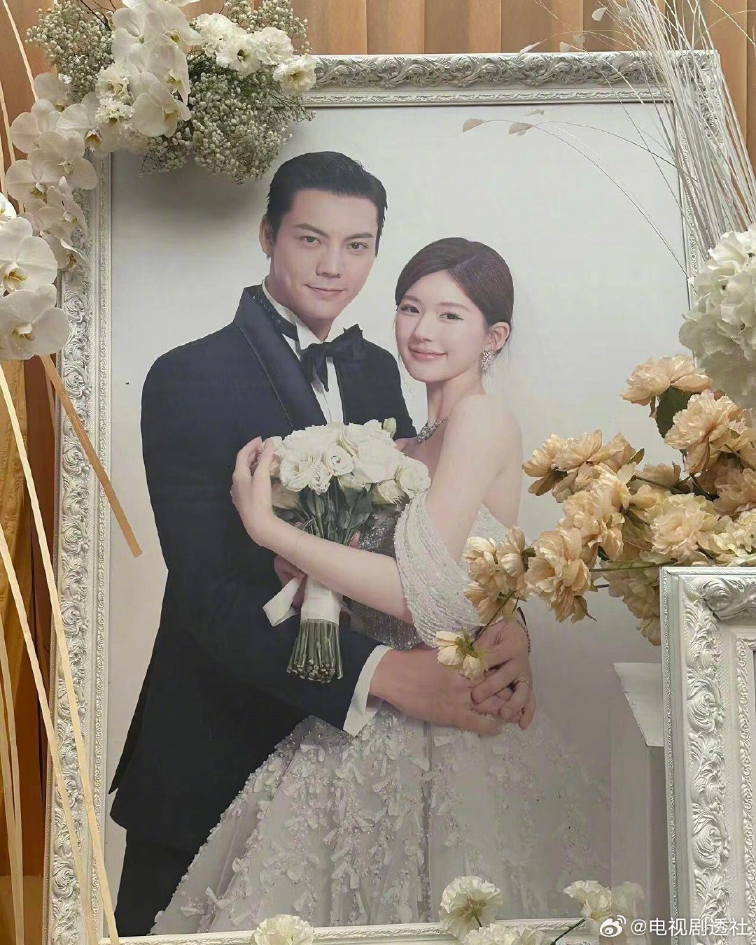 趙露思、陳偉霆《許我耀眼》甜蜜婚紗照曝光。